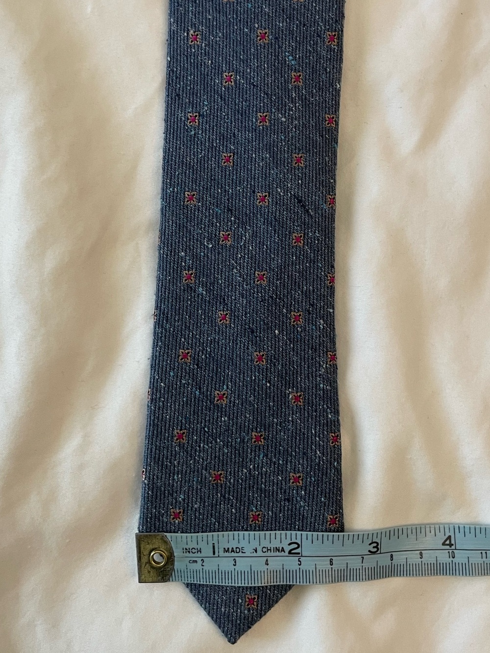 The Tie Bar Men's Navy Silk Tie with Red Medallions - Picture 4 of 7